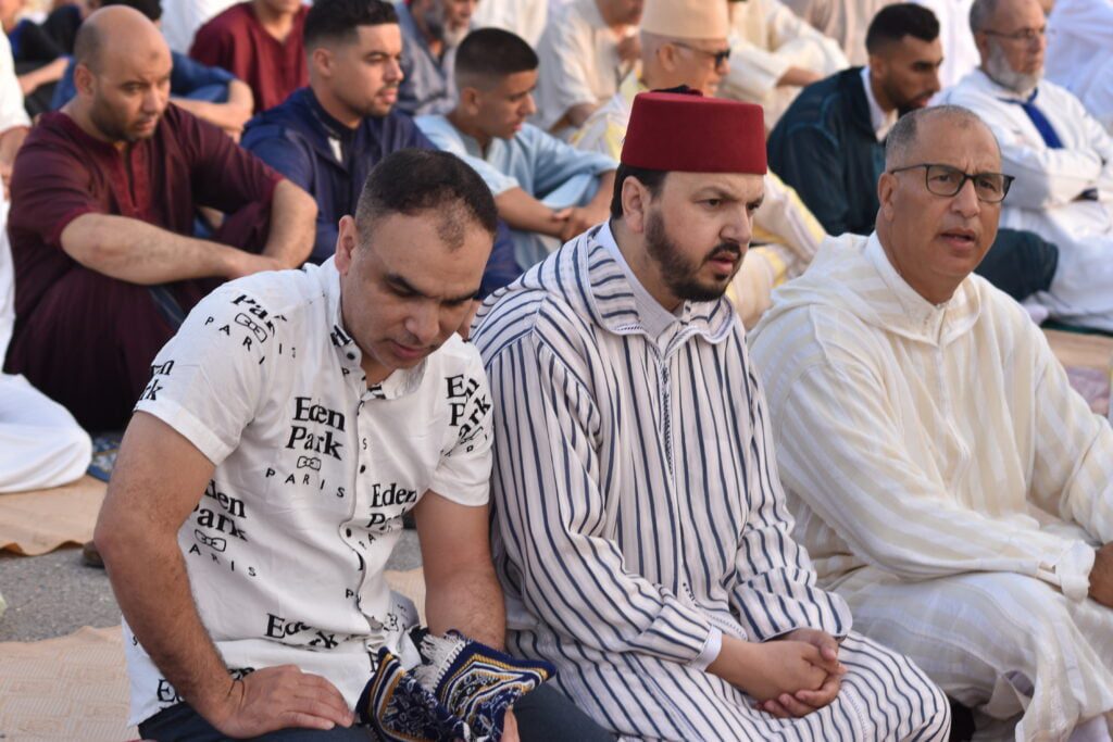 في مشهد مهيب واقبال كبير ونجاح التنظيم : ساكنة العروي بالناظور تؤدي صلاة العيد في مصلى المسجد الكبير 2 في مشهد مهيب واقبال كبير ونجاح التنظيم : ساكنة العروي بالناظور تؤدي صلاة العيد في مصلى المسجد الكبير