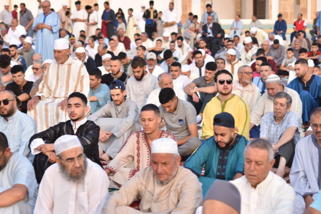 في مشهد مهيب واقبال كبير ونجاح التنظيم : ساكنة العروي بالناظور تؤدي صلاة العيد في مصلى المسجد الكبير 10 في مشهد مهيب واقبال كبير ونجاح التنظيم : ساكنة العروي بالناظور تؤدي صلاة العيد في مصلى المسجد الكبير