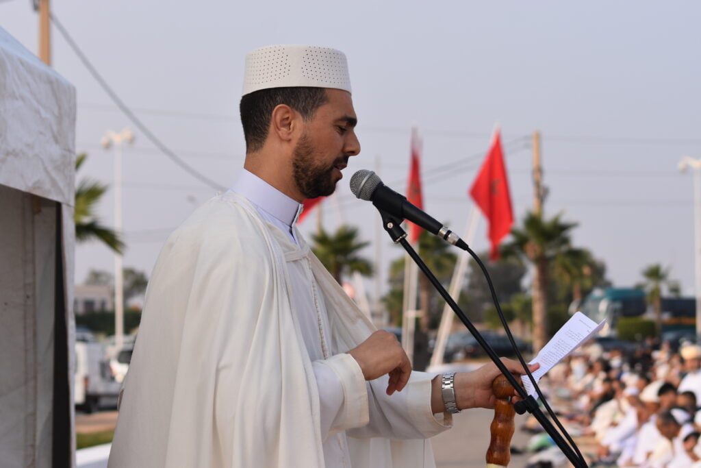 في مشهد مهيب واقبال كبير ونجاح التنظيم : ساكنة العروي بالناظور تؤدي صلاة العيد في مصلى المسجد الكبير 12 في مشهد مهيب واقبال كبير ونجاح التنظيم : ساكنة العروي بالناظور تؤدي صلاة العيد في مصلى المسجد الكبير