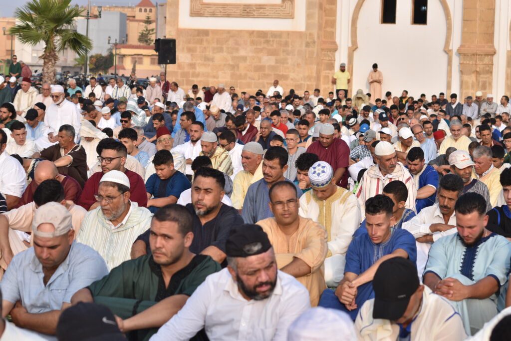 في مشهد مهيب واقبال كبير ونجاح التنظيم : ساكنة العروي بالناظور تؤدي صلاة العيد في مصلى المسجد الكبير 13 في مشهد مهيب واقبال كبير ونجاح التنظيم : ساكنة العروي بالناظور تؤدي صلاة العيد في مصلى المسجد الكبير