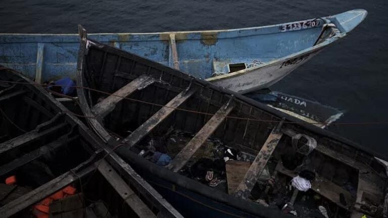 إنقاذ نحو 350 مهاجرًا ومقتل شخصين بعد غرق خمسة قوارب قبالة جزر الكناري 2 إنقاذ نحو 350 مهاجرًا ومقتل شخصين بعد غرق خمسة قوارب قبالة جزر الكناري