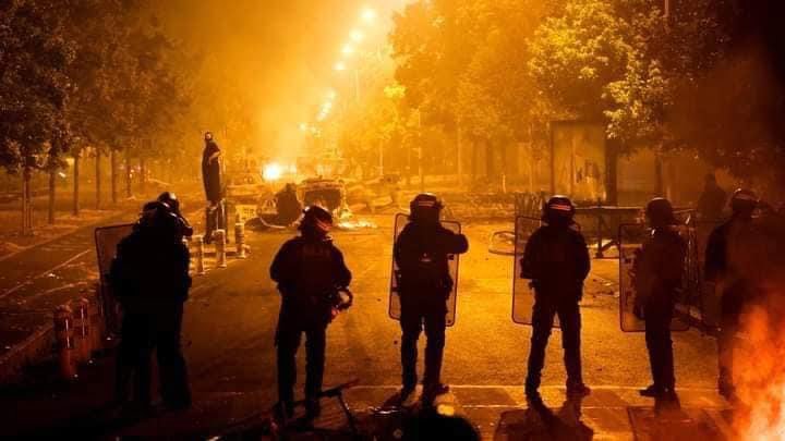 الاضطرابات في شوارع فرنسا تدفع سياحا لإلغاء حجوزاتهم بمجموعة من الفنادق 14 الاضطرابات في شوارع فرنسا تدفع سياحا لإلغاء حجوزاتهم بمجموعة من الفنادق