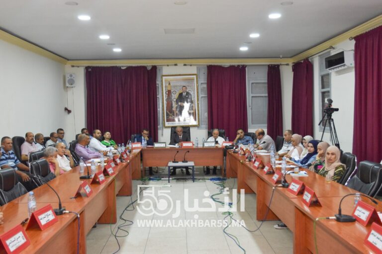 مجلس جماعة العروي يعقد دورة استثنائية صاخبة ويصوت برفض مسار السكة ويقرر اغلاق المحوتة ويحول مبالغ مالية