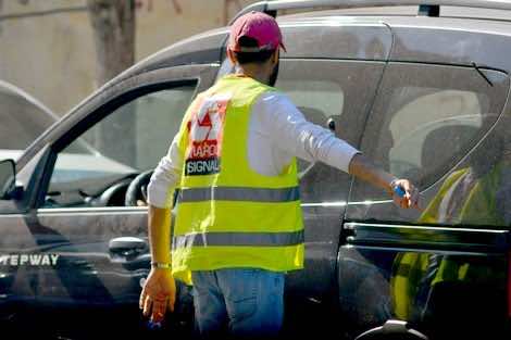 ابتزاز وتهديد.. فوضى حراس السيارات تؤرق الناظوريين خلال عطلة الصيف و برلماني يطالب بتدخل وزير الداخلية