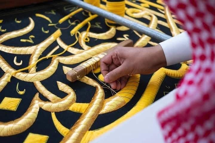 يومين فقط ويتم تغيير كسوة الكعبة أغلى ثوب في العالم .. 7 يومين فقط ويتم تغيير كسوة الكعبة أغلى ثوب في العالم ..