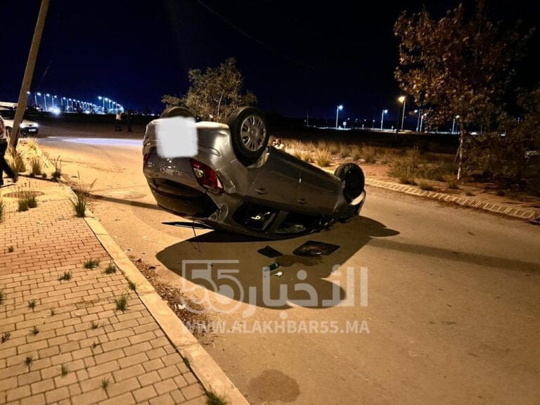 قبل قليل بالعروي : انقلاب سيارة خفيفة بحي العمران وتسجيل خسائر مادية جسيمة