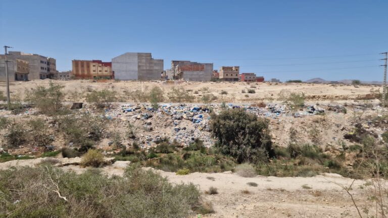 العروي: جنبات "واد ياو" تتحول الى مطرح لرمي النفايات والساكنة تطالب الجهات المختصة بالتدخل العاجل 3 العروي: جنبات “واد ياو” تتحول الى مطرح لرمي النفايات والساكنة تطالب الجهات المختصة بالتدخل العاجل