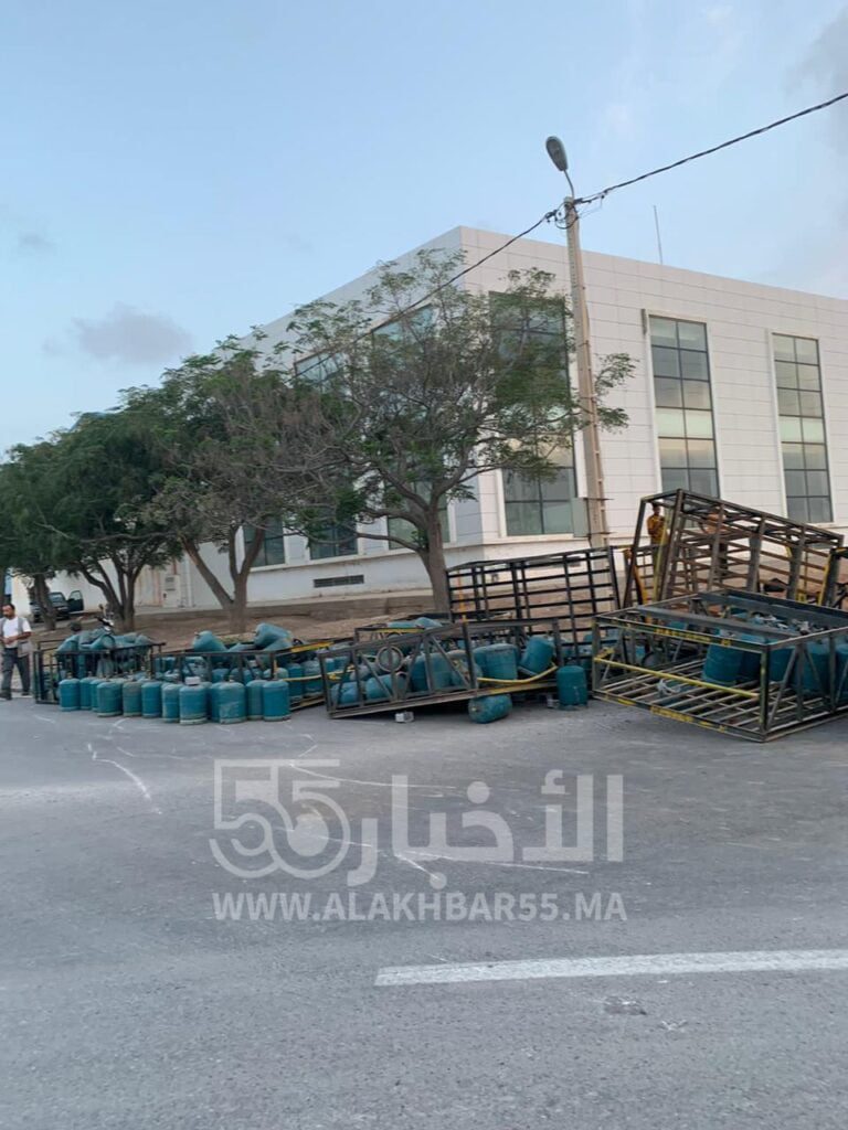 انقلاب شاحنة محملة بقنينات الغاز بمدار الحي الصناعي بسلوان 6 انقلاب شاحنة محملة بقنينات الغاز بمدار الحي الصناعي بسلوان
