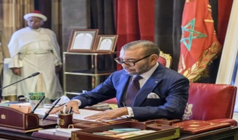 الملك يعبر عن امتنانه لفريق البحث والإنقاذ الدولي للمملكة المتحدة