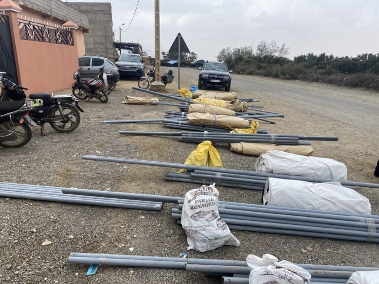 جمعية “رحاب” بالعروي تنصب الخيام وتوزع شاحنة من المساعدات لمتضرري الزلزال وتدخل الفرحة وتجدد الوصال بساكنة امغراس بالحوز