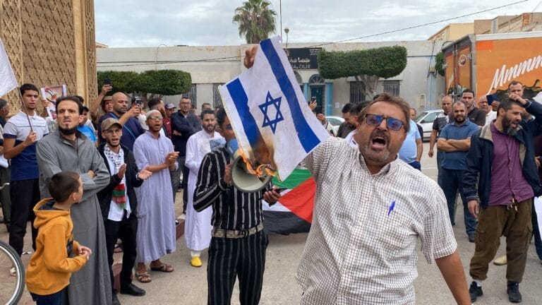 وقفة احتجاجية في العروي: تضامناً مع الشعب الفلسطيني واستنكاراً للعدوان الإس-رائي-لي على غزة
