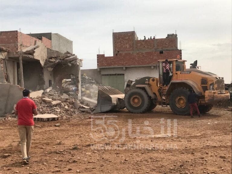 فيديو وصور : البدء في عملية هدم المنازل وتعويض المتضررين من مسار خط السكة الحديدية لميناء غرب المتوسط بالناظور