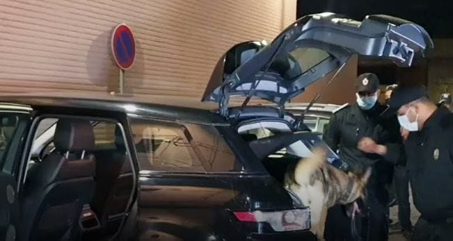 تفتيش سيارة نفعية قادمة من فرنسا يفجر مفاجأة
