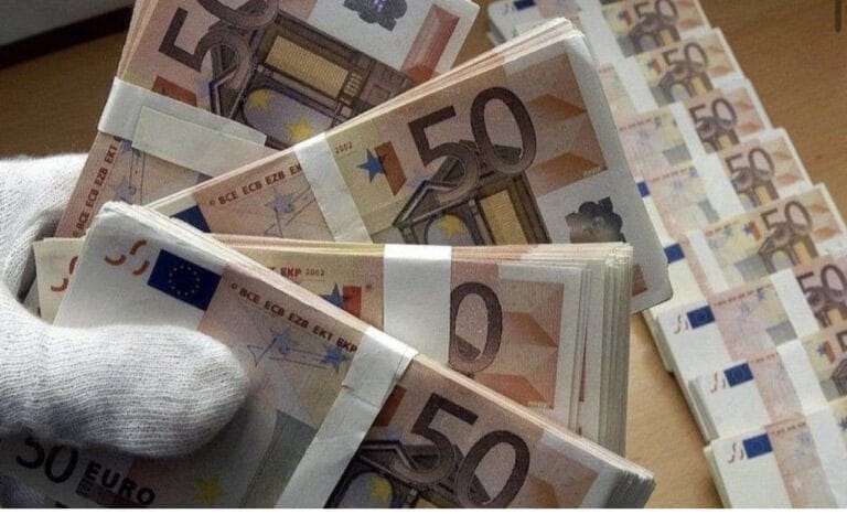 غير مصرح بها.. جمارك مطار العروي توقف دخول 60 ألف أورو إلى المغرب 4 غير مصرح بها.. جمارك مطار العروي توقف دخول 60 ألف أورو إلى المغرب