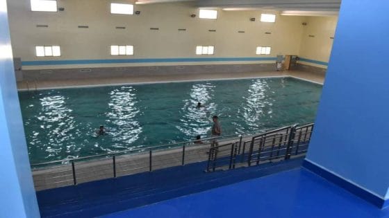مياه ملوثة وباردة : اختلالات بالمسبح المغطى بالعروي ومطالب بتدخل الجهات المختصة