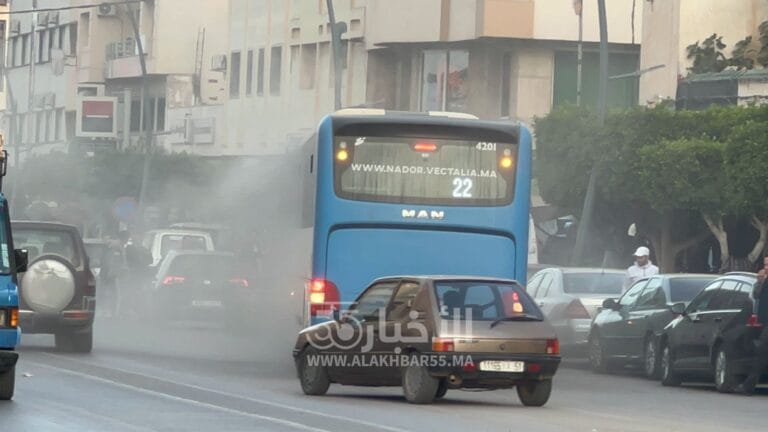 انفجار عجلة حافلة النقل الحضري ترعب الركاب والمواطنين وسط مدينة العروي