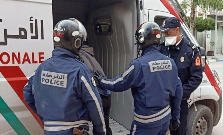 شرطة العروي تلقي القبض على المختل الذي خرب اشارة المرور وتحيله على مستشفى الامراض العقلية