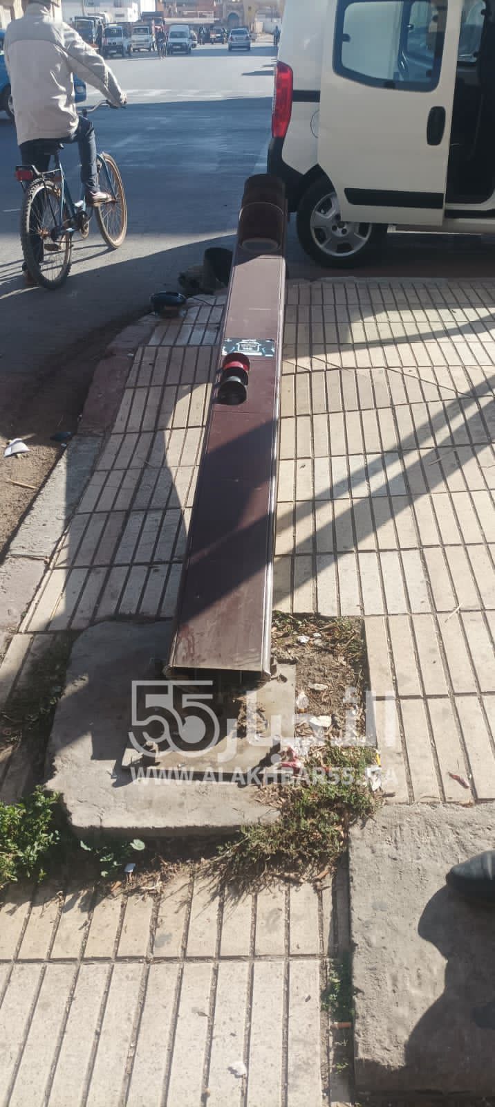 العروي : أمام عجز السلطات في مواجهة جيش المختلين..شاب ثلاثيني يخلق الرعب بأداة حديدية ويدمر بها اشارة للمرور
