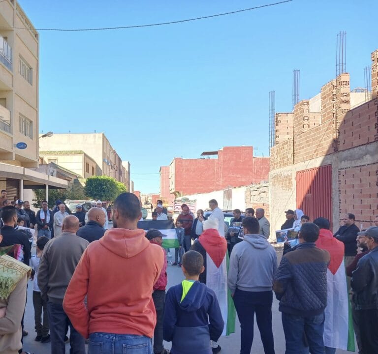 مصلون يحتجون بالعروي تضامنا مع الشعب الفلسطيني 4 مصلون يحتجون بالعروي تضامنا مع الشعب الفلسطيني