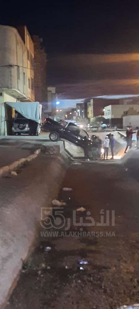 غياب التشوير يؤدي بسقوط سيارة في “واد حادوش” بالعروي.