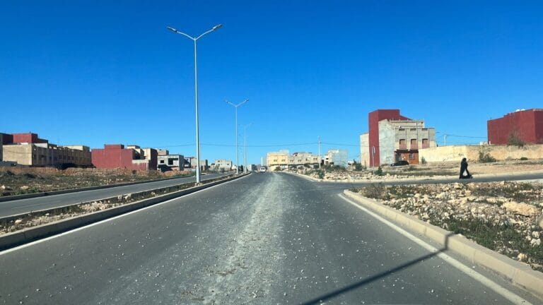 شاحنات نقل الخرسانة الجاهزة تعبث بشوارع العروي مجددا