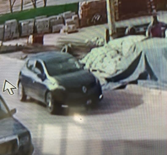 مجهول بسيارة يسرق أغنام عجوز بمدينة العروي والكامرة تلتقط سيارته 7 مجهول بسيارة يسرق أغنام عجوز بمدينة العروي والكامرة تلتقط سيارته