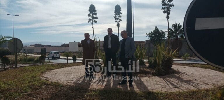اعضاء المكتب المسير لجماعة العروي رفقة تقني الجماعة يتفقدون أشغال تهيئة المدارات بالمدينة 4 اعضاء المكتب المسير لجماعة العروي رفقة تقني الجماعة يتفقدون أشغال تهيئة المدارات بالمدينة