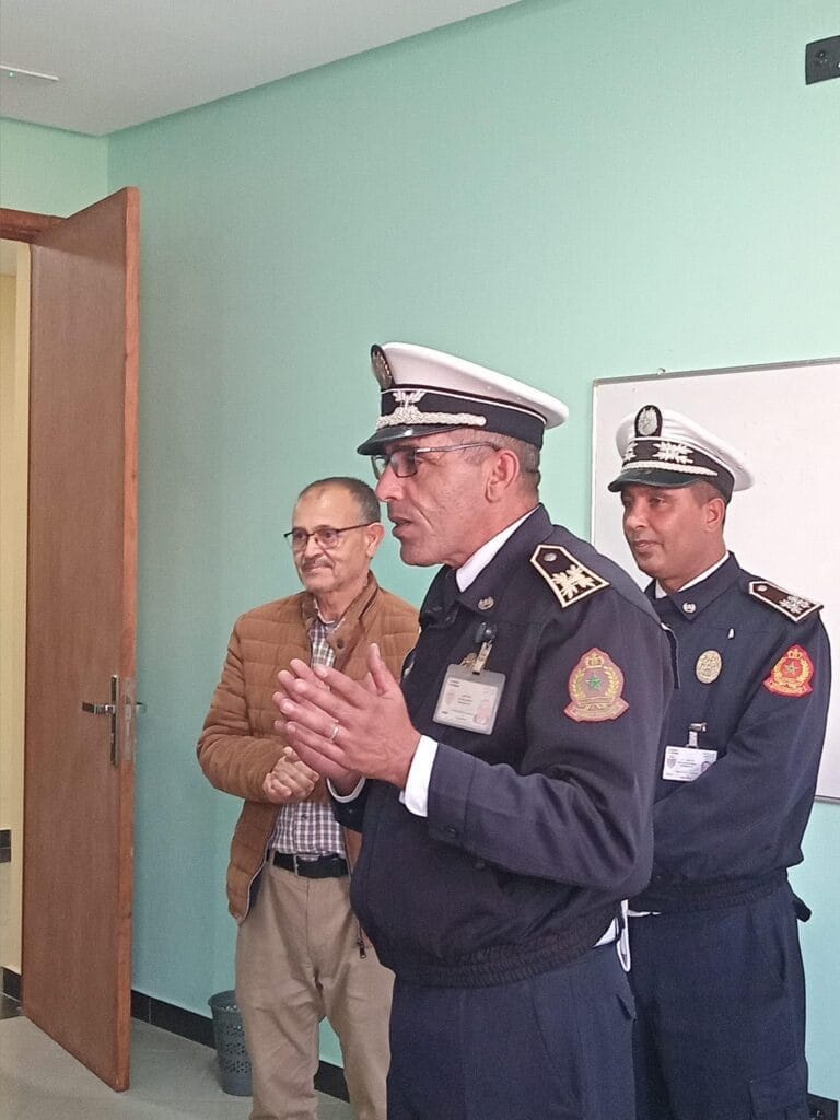 العروي : مؤسسة النخبة لتعليم الخصوصي بتنسيق مع مفوضية الشرطة تنظم حصة توعوية حول السلامة الطرقية