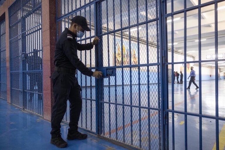 الحكم على رئيس جمعية بالعروي الذي اتهم بانتحال صفة ب 10 اشهر نافذة 3 الحكم على رئيس جمعية بالعروي الذي اتهم بانتحال صفة ب 10 اشهر نافذة
