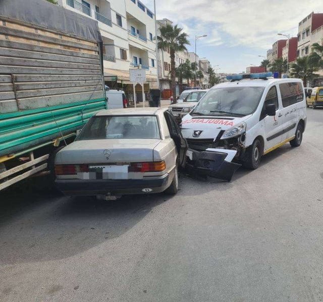 اصطدام عنيف بين اسعاف وسيارة خفيفة كانت تسير في الاتجاه الممنوع ببن الطيب