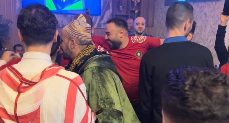 مقاهي مدينة العروي تمتلئ على اخرها ويرسمون لوحات احتفالية كبيرة ابتهاجا بتاهل المنتخب الوطني لدور الثاني من كاس افريقيا