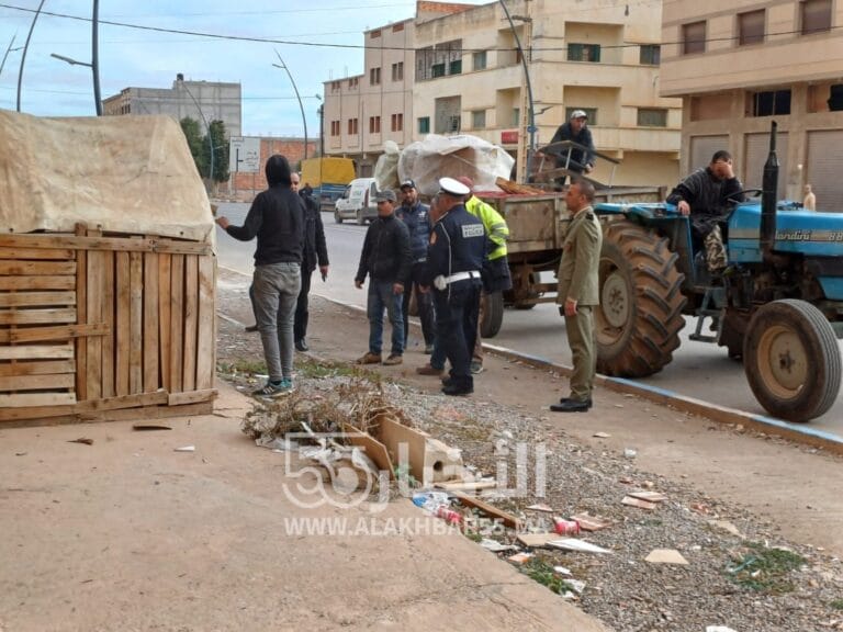 السلطات المحلية بالعروي تشن حملة لإزالة الأكشاك العشوائية وحظائر تربية الدجاج والاغنام
