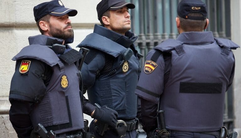 هروب جماعي لحراكة مغاربة في مطار مدريد 7 هروب جماعي لحراكة مغاربة في مطار مدريد