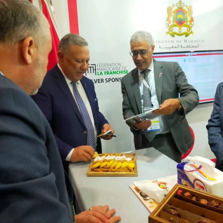 السفير مصطفى المنصوري في زيارة للمعرض السعودي بالرياض