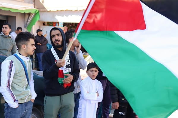 وقفة احتجاجية أمام المسجد القديم بزايـو تنديداً بعدوان الاحتلال على الفلسطينيين