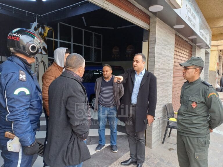 صور : بسبب أزمة الماء.. سلطات العروي تراقب أرباب الحمامات ومحلات غسيل السيارات