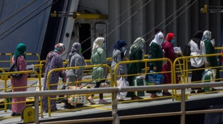 “عاملات الفراولة” المغربيات يتوجهن إلى إسبانيا لبدء العمل الموسمي