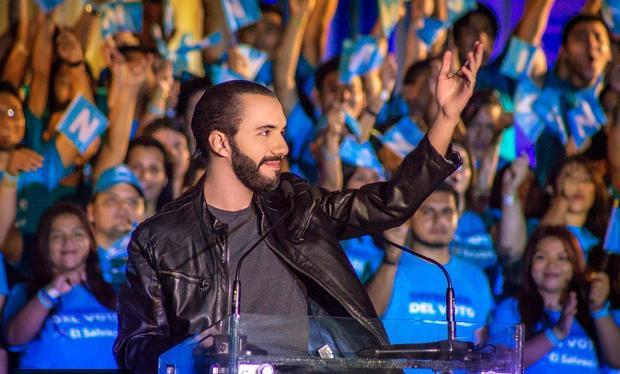 فلسطيني الأصل وصديق للمغرب.. الملك يهنئ بوكيلي بعد إعادة انتخابه رئيسا للسلفادور