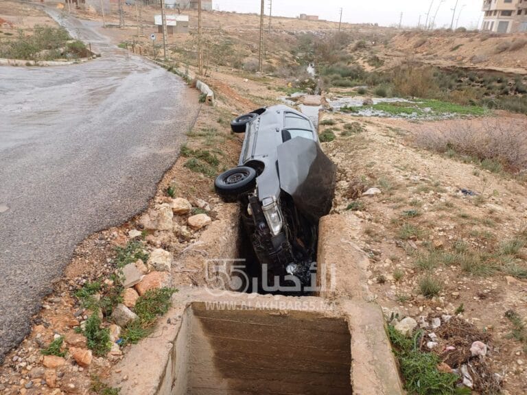 العروي : بسبب العاصفة والرياح القوية سيارة تسقط في قناة وتلميذة وسائق دراجة يتعرضون لكسور