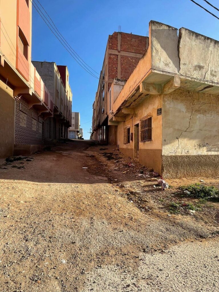 العروي : منزل آيل للسقوط يهدد حياة ساكنة “حومة السوق” ومطالب للمسؤولين بالتدخل 7 العروي : منزل آيل للسقوط يهدد حياة ساكنة “حومة السوق” ومطالب للمسؤولين بالتدخل