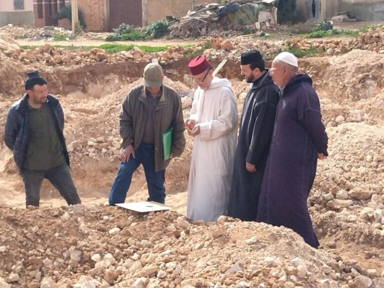 رئيس المجلس العلمي المحلي لإقليم الناظور، يقوم بقياس اتجاه القبلة بورش بناء مسجد دوار اقدورا بجماعة بني وكيل أولاد محند..