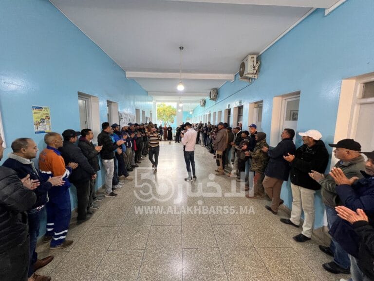 العروي.. وقفة انذارية لموظفي الجماعة تنديدا باقتطاع الاجر بسبب حق الاضراب