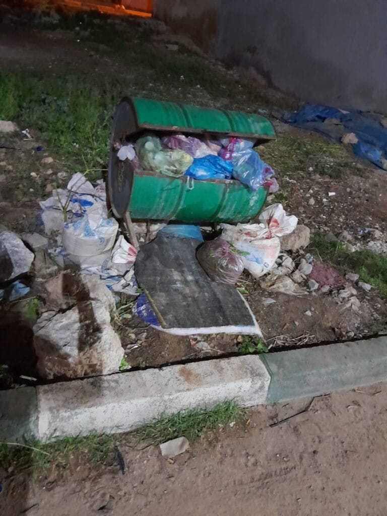 شوارع العروي تفيض بالقمامة بعد إضراب عمال النظافة وموظفي الجماعة احتجاجاً على مطالبهم