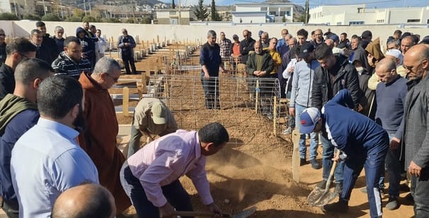 غاب عنها ناصر.. تشييع جنازة جدة الزفزافي بالحسيمة