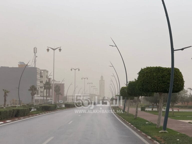 زخات مطرية تتهاطل على مدينة العروي بعد العاصفة الرملية القوية