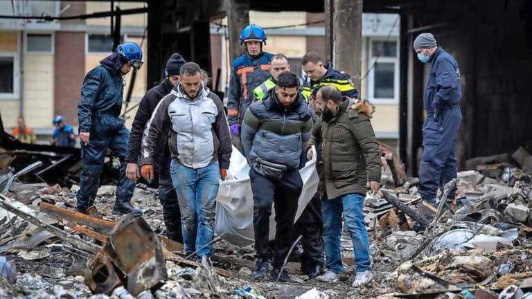 فيديو.. مقتل ثلاثة أشخاص من بينهم الياس من مدينة العروي بعد انفجار مجمع سكني في روتردام الهولندية