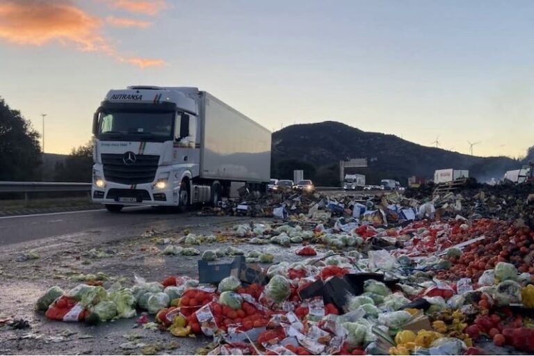 مزارعو إسبانيا يواصلون استهداف شاحنات مغربية وسط تهديد المهنيين بالاحتجاج