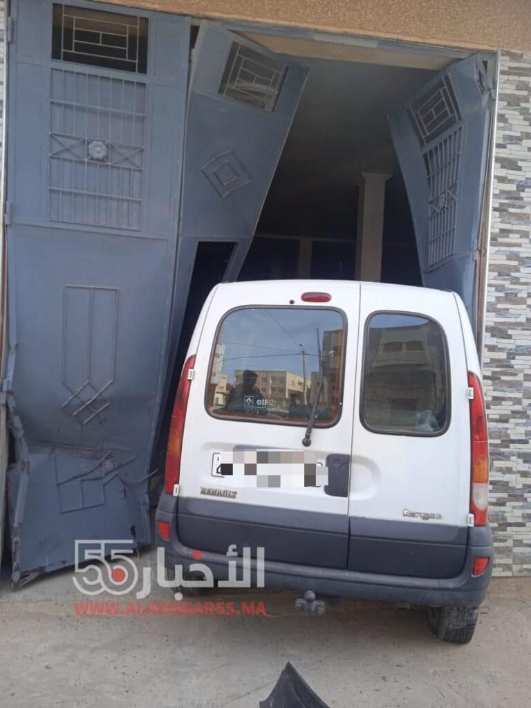 حادثة سير غريبة بالعروي : سائق يفقد السيطرة بسبب اصطدام بسيط بسيارته ويدخل في كراج احد المنازل