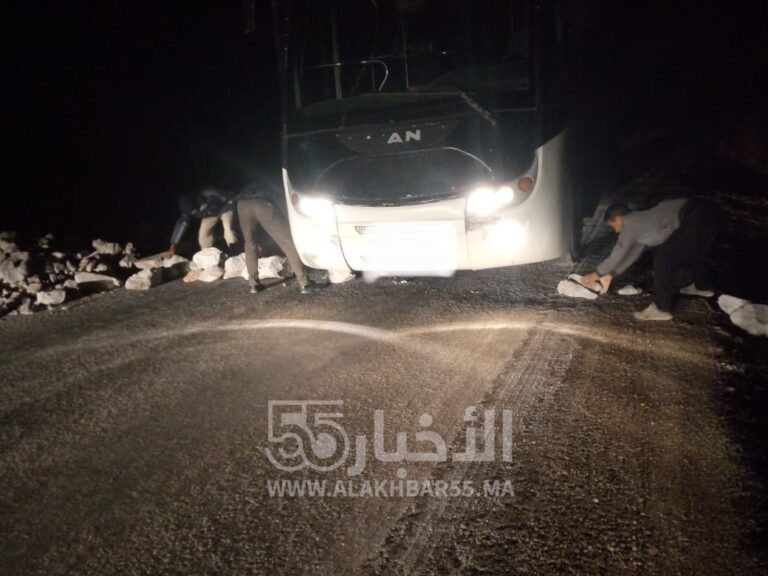 حافلة لنقل المستخدمين من العروي الى ميناء غرب المتوسط تتفاجئ بغلق طريق نومرو 7 بالحجارة فجر اليوم