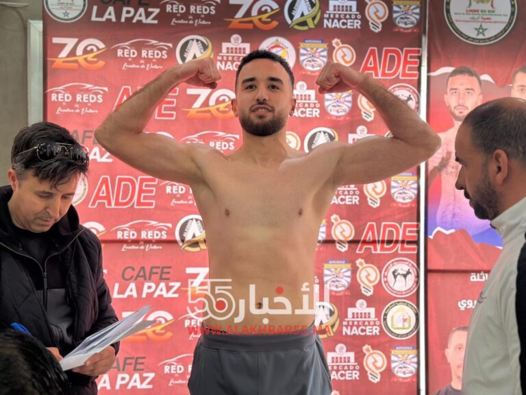 ابن العروي البطل رحال المكرودي يفوز في نزال التظاهرة الدولية للكيك بوكسينغ بالناظور ضد الكولومبي OSPINA
